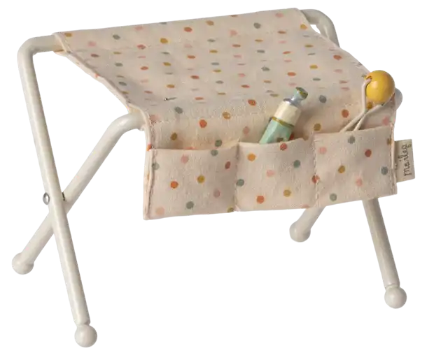 Maileg, babyseng, babycot, legetøj, børnelegetøj, musseseng, dukkeseng, Maileg dansende kat & Mus i skoæske Maileg Storebror mus i nattøj, Maileg-Bedstefar & Bedstemor i tændstik æske,Maileg - Puslebord, Baby mus - Råhvid