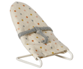 Maileg, babymus, baby mouse, babymouse in carrycot, mus I lift, mus I babylift, børnelegetøj, nusse og pusle, små fingre, hyggeleg, hyggelegetøj, dansk legetøj, sødt legetøj, romantisk legetøj, newborn my skråstol
