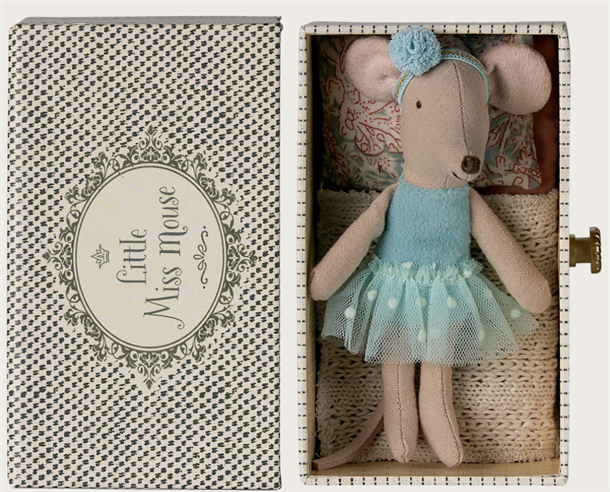 Dance mouse in daybed, Little sister